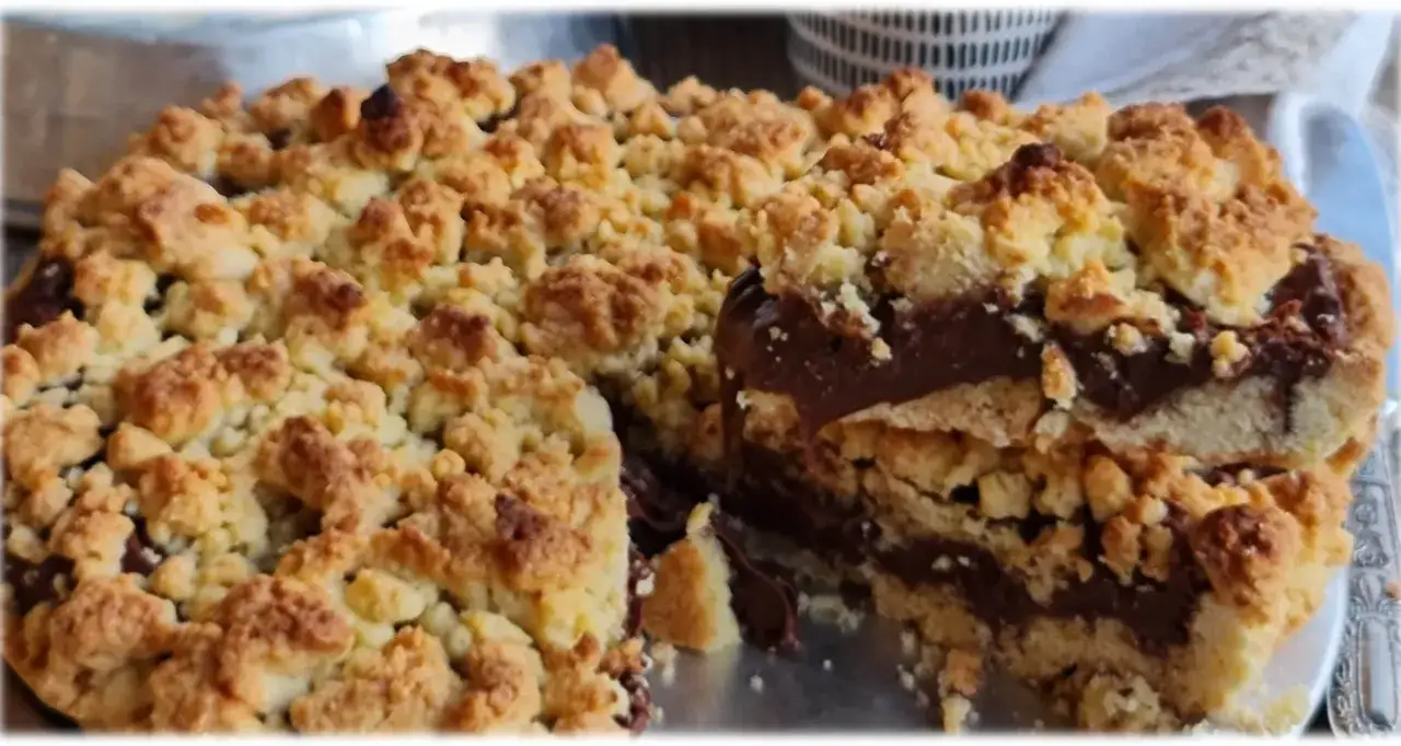 Sbriciolata alla Nutella con strati golosi di crema al cioccolato e croccante frolla. Un dolce irresistibile per ogni occasione.