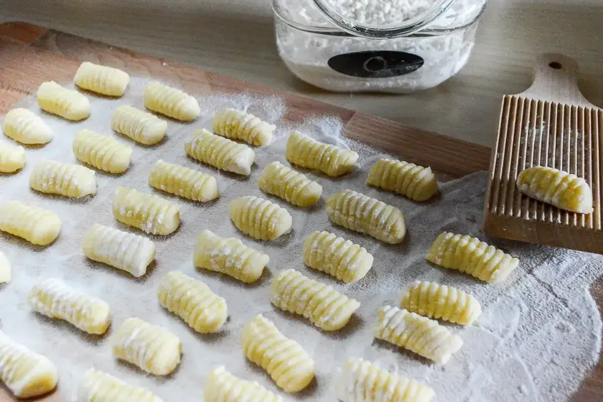 Gnocchi di patate ricetta della nonna pronti per essere cotti. Un classico intramontabile, preparato con amore.