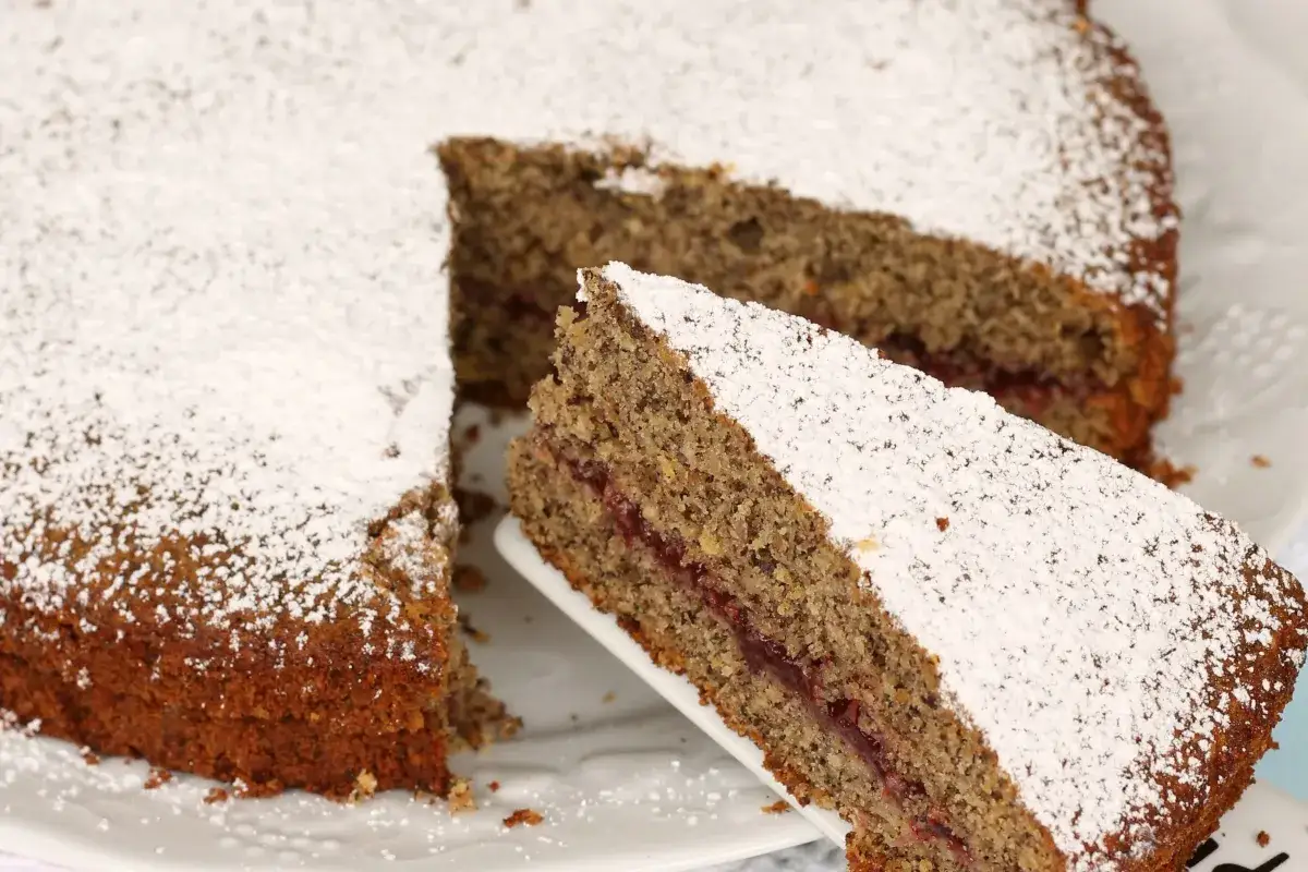 Torta di grano saraceno trentino, soffice e profumata, con un ripieno di confettura di frutti rossi, spolverata di zucchero a velo.