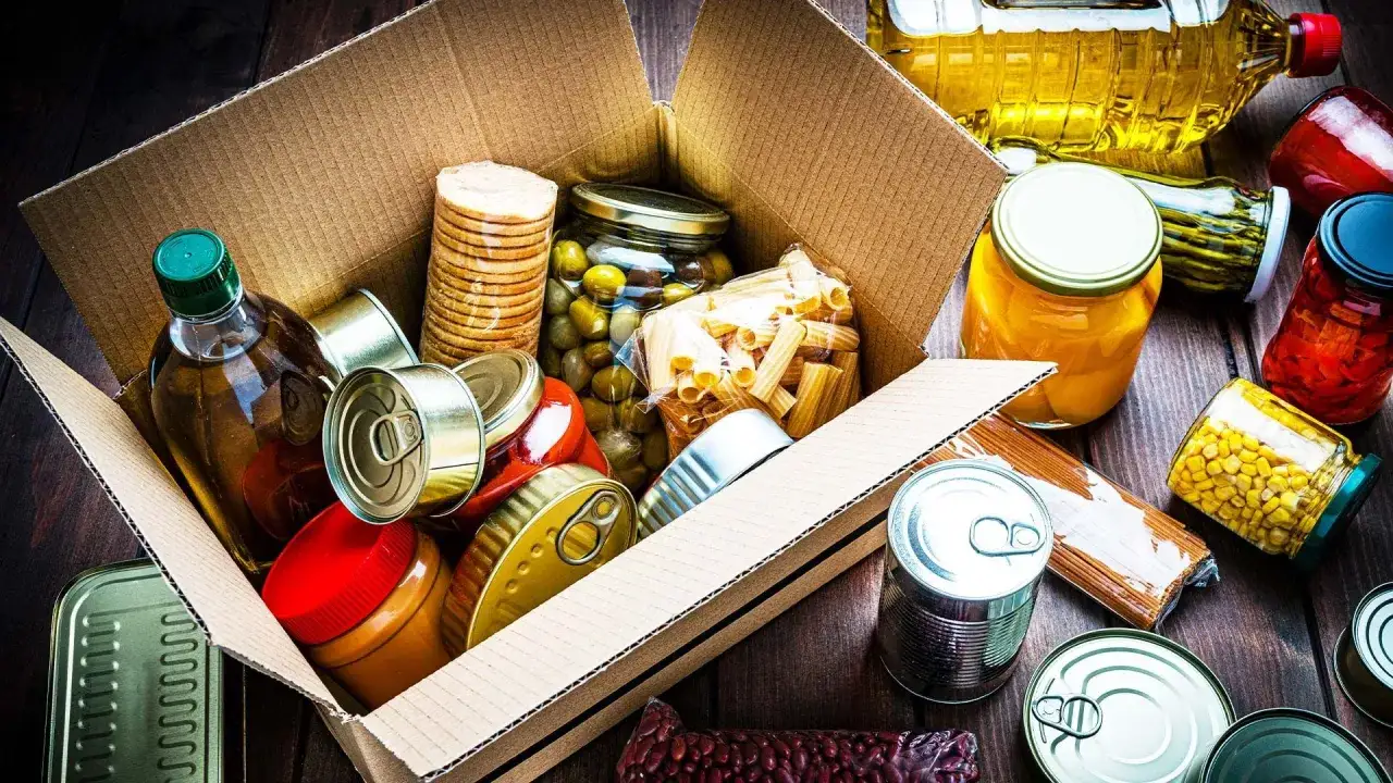 Scatola piena di conserve, pasta, olio e altri alimenti. Perfetto per un viaggio, si pu&ograve; portare cibo in aereo!