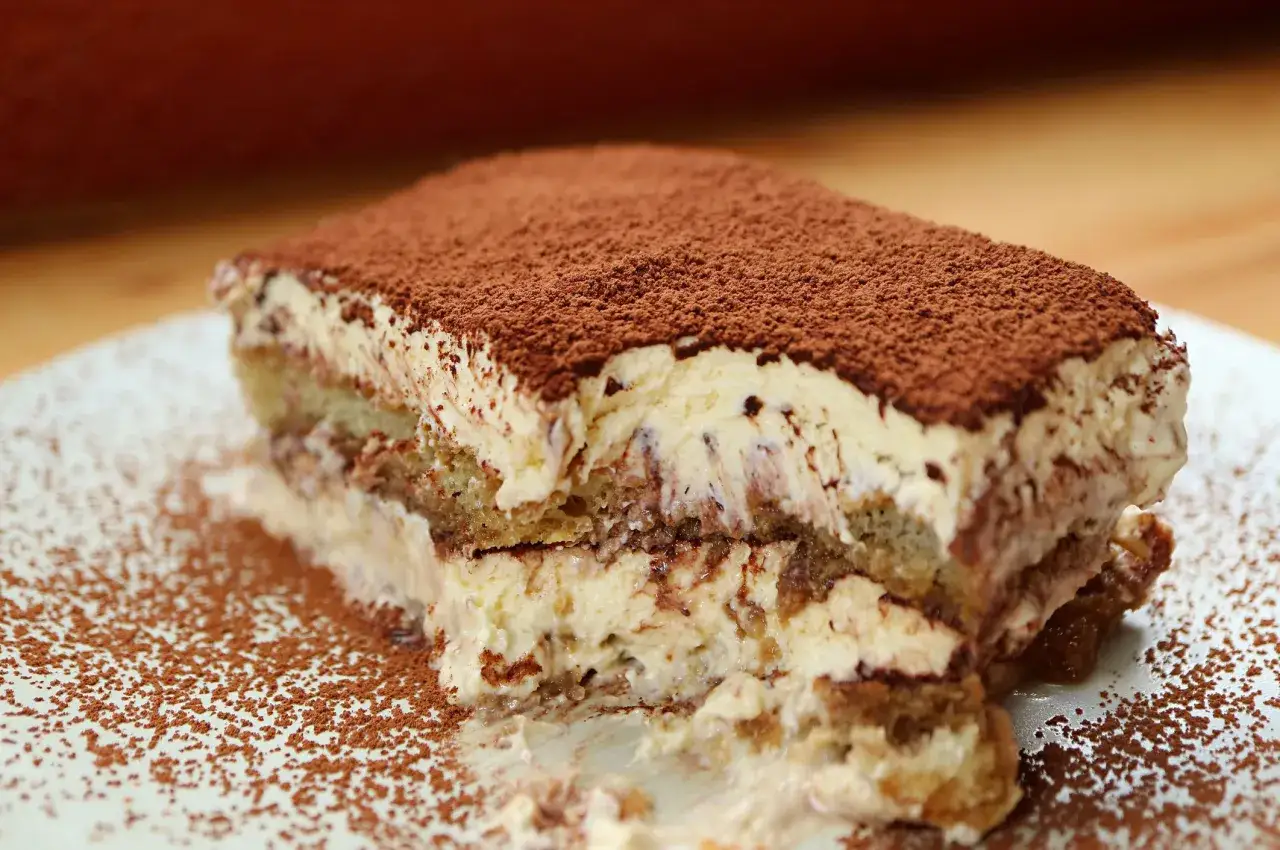 Una fetta di tiramis&ugrave;, soffice e cremosa, cosparsa di cacao. Un dolce goloso, perfetto anche per chi aspetta un bambino, un tiramis&ugrave; in gravidanza da gustare con moderazione.