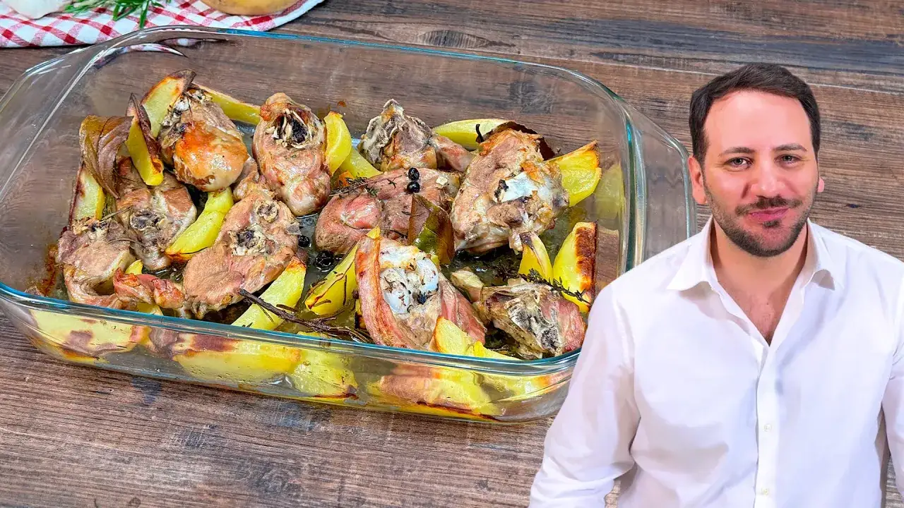 Un succulento agnello al forno con patate dorate, profumato al rosmarino e pepe nero, pronto per essere gustato.
