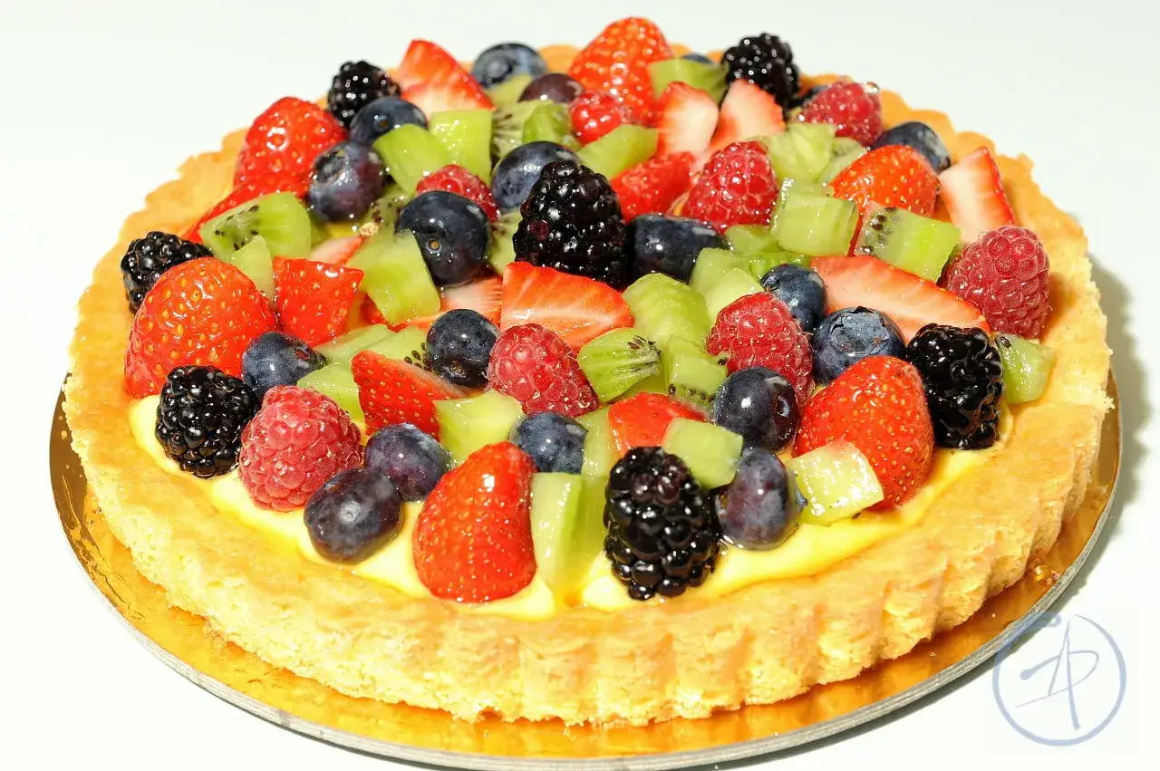Crostata con crema pasticcera e frutta fresca: fragole, mirtilli, lamponi, more e kiwi.