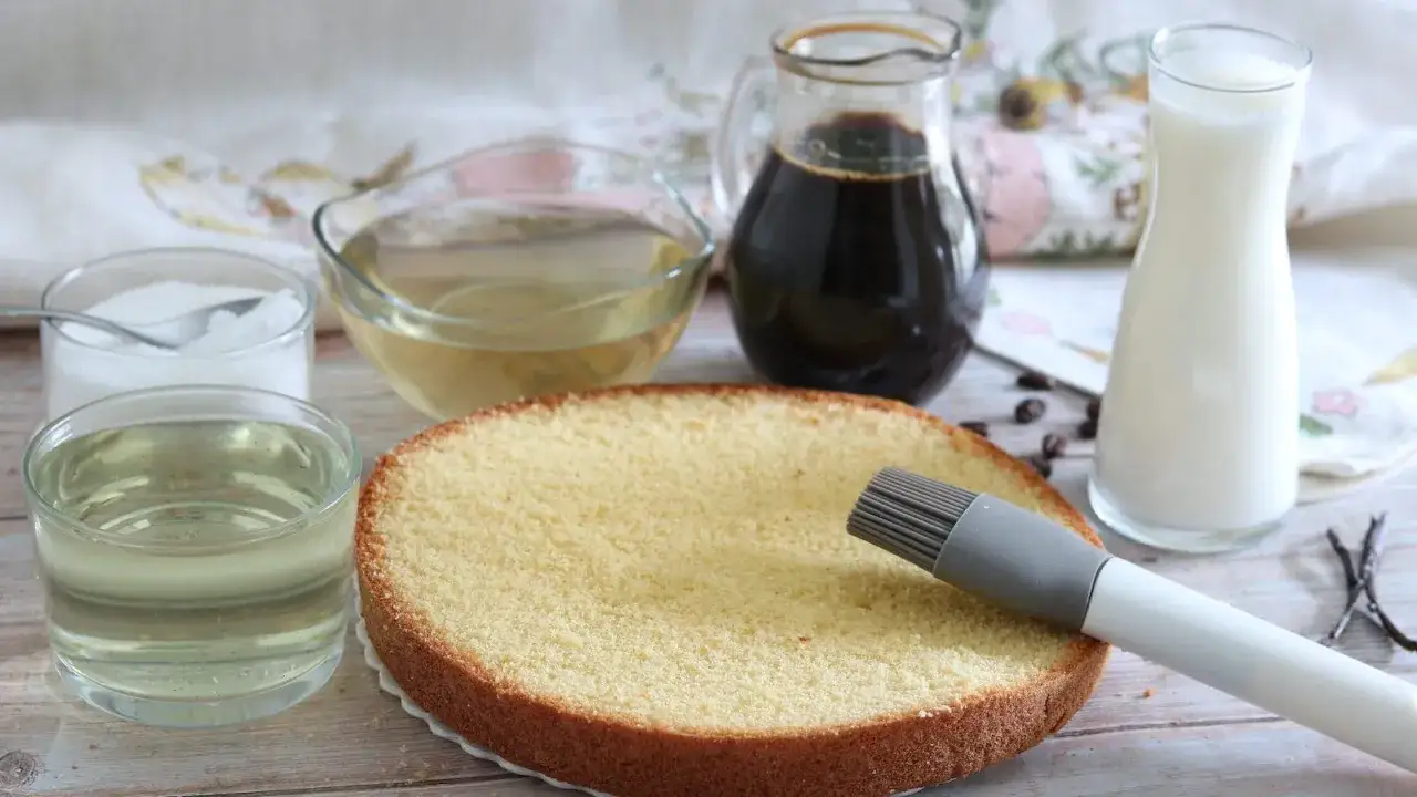 Ingredienti per la bagna per pan di spagna: zucchero, sciroppo, caff&egrave;, latte e un pan di spagna pronto.