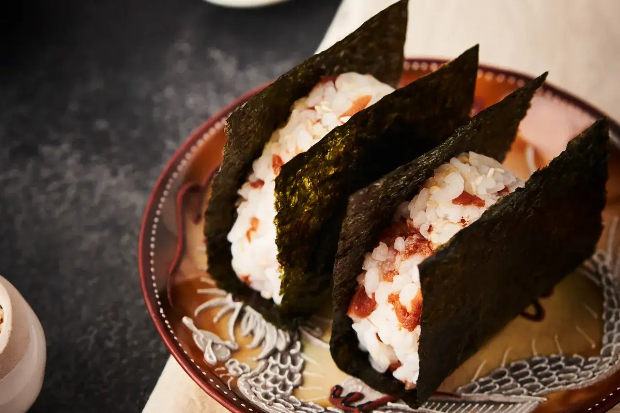 Onigiri con alga nori, un concentrato di benessere. Le propriet&agrave; dell'alga nori rendono questo snack salutare e gustoso.