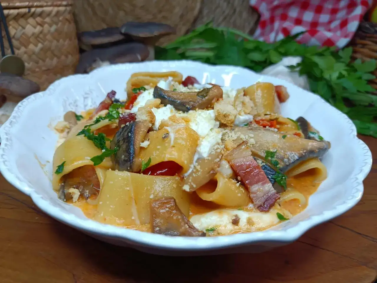 Piatto di pasta alla boscaiola con funghi porcini, pancetta croccante e ricotta fresca. Un sapore di bosco in ogni boccone.