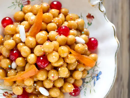Struffoli napoletani perfetti - Ricetta e segreti per farli bene