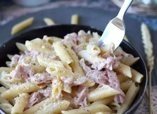 Penne cremose con prosciutto cotto e parmigiano, un piatto di pasta panna e prosciutto che invita a essere gustato.
