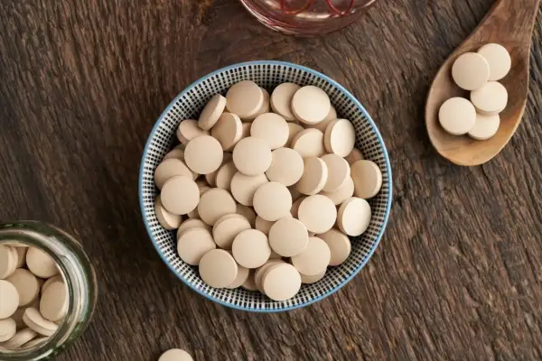 Un ciotola piena di cubetti di lievito di birra, pronti per essere mangiati.