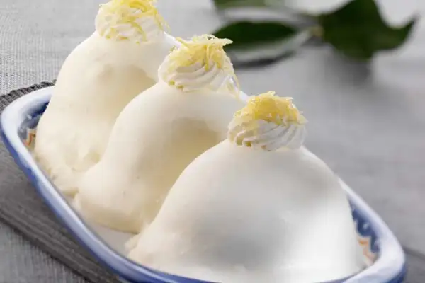 Tre dolci forme con panna e scorza di limone, una vera delizia al limone.