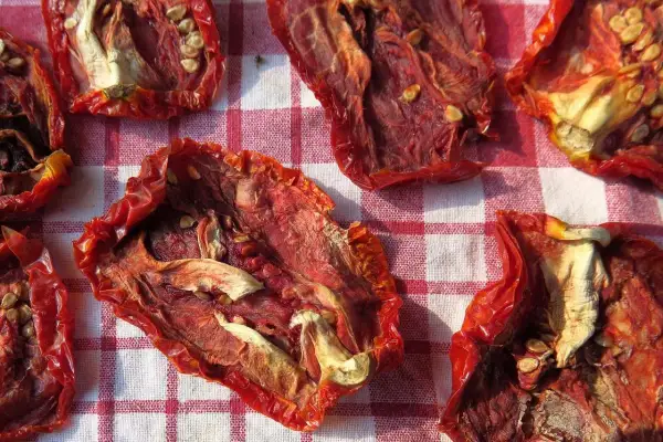 Pomodori secchi in busta: idee su come usarli per insaporire pasta, bruschette e insalate.