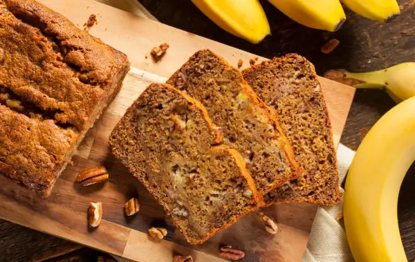 Fetta di banana bread light con noci e banane fresche.