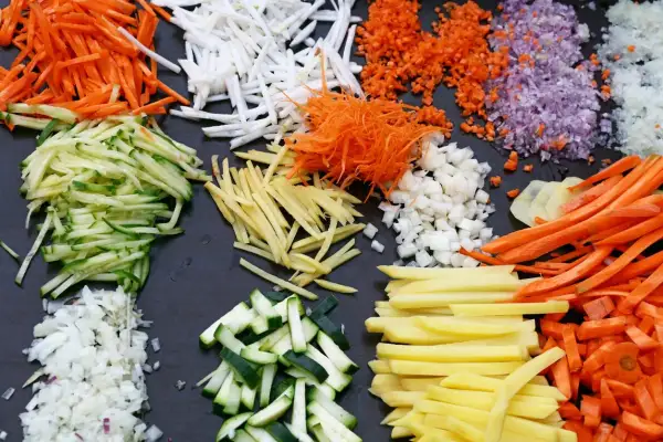 Carote, zucchine, cipolle, patate e zenzero tagliati in vari modi, pronti per preparare gustose ricette. Ecco quali sono le verdure!