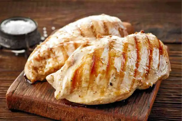 Petto di pollo grigliato, perfetti secondi di carne da preparare in anticipo per un pasto veloce e gustoso.